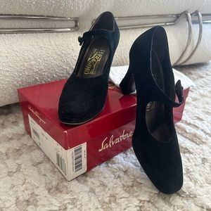 VNTG SALVATORE FERRAGAMO Black Surde Mary Jane Heels Sz 6B with Box & Dust Bag